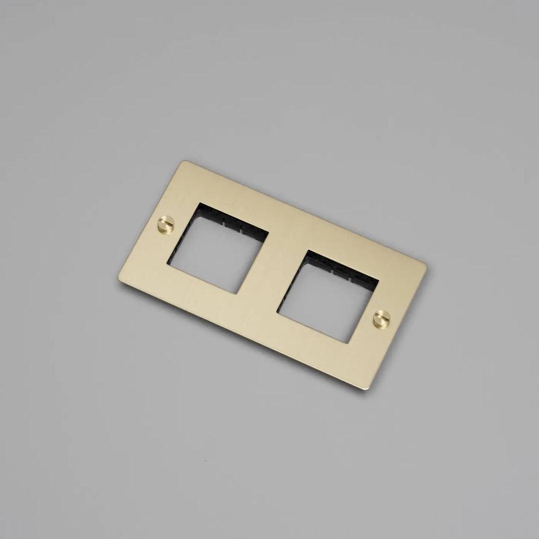 Plaque de finition Wall Plate 2 postes horizontale sans inserts, finition laiton #couleur_dor