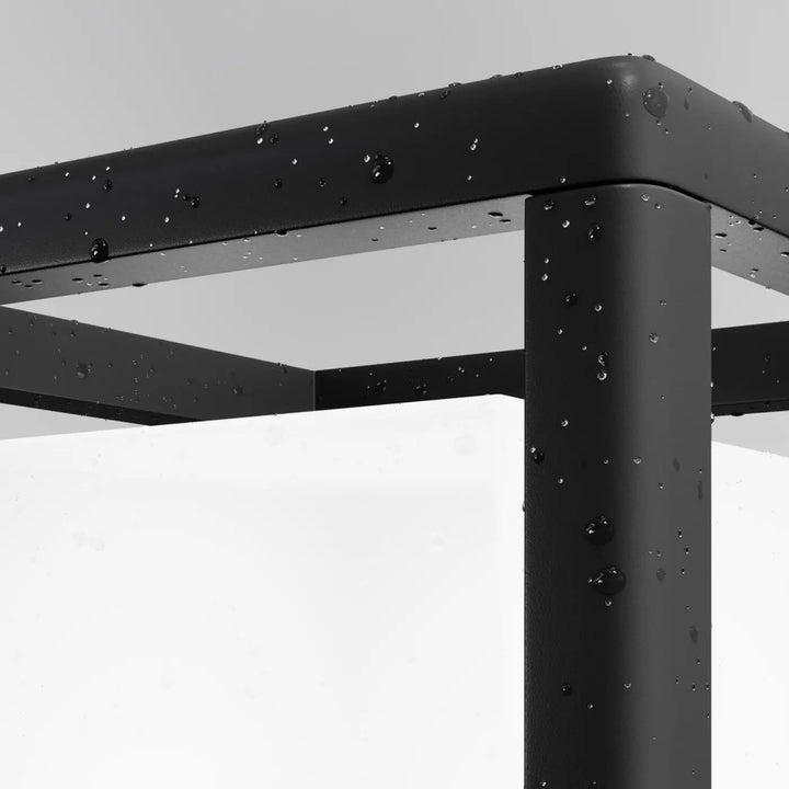 Borne extérieur trim potelet en acier noir avec cadre ajouré moderne au bord d’une terrasse avec gouttes d’eau