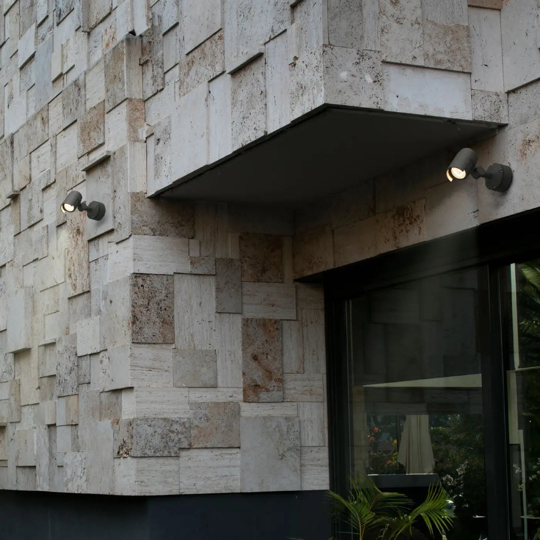 Projecteur mural Foc 150 de Faro Barcelona en situation