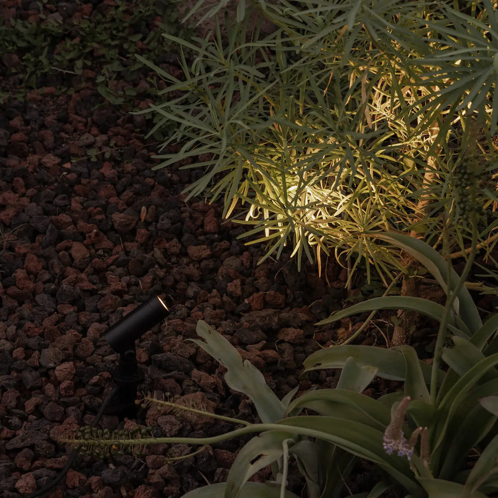 Projecteur piquet Sau XS de Faro Barcelona dans un jardin