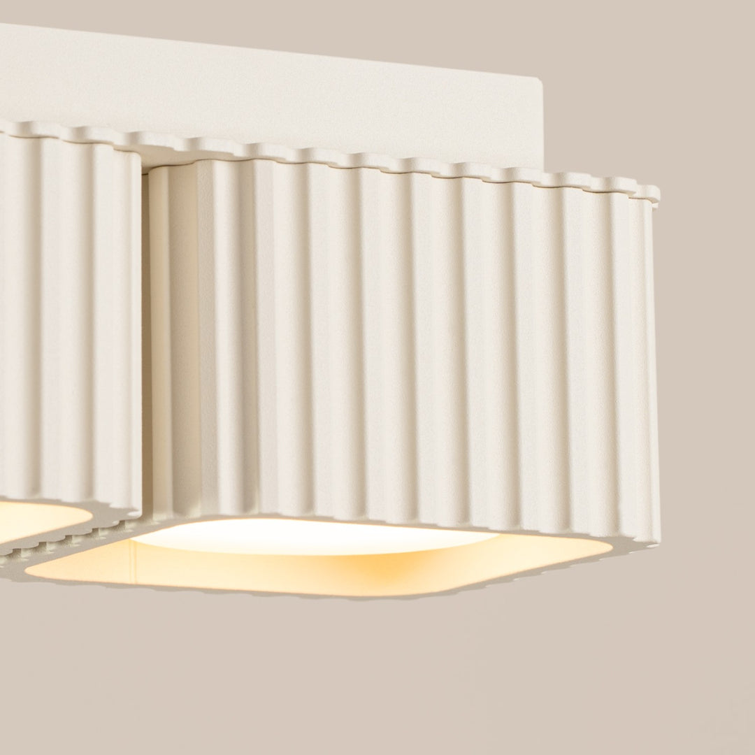 Plafonnier Riff beige carré en aluminium, détail des cannelures