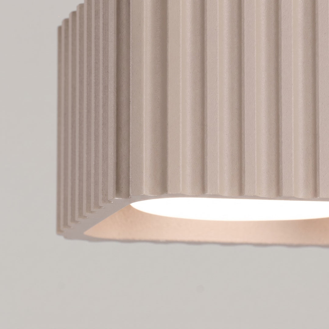Plafonnier Riff taupe carré en aluminium, détail des cannelures