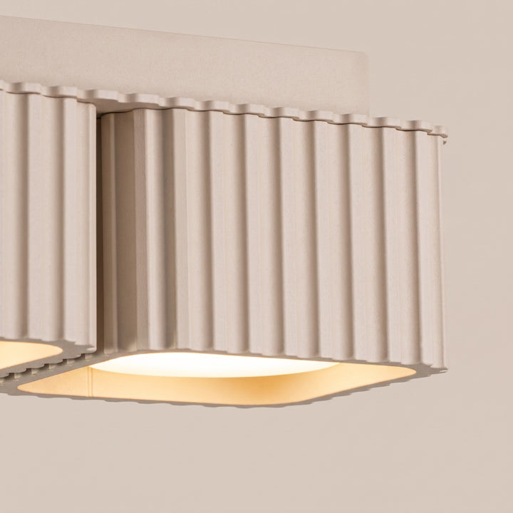Plafonnier Riff taupe carré en aluminium, détail des cannelures