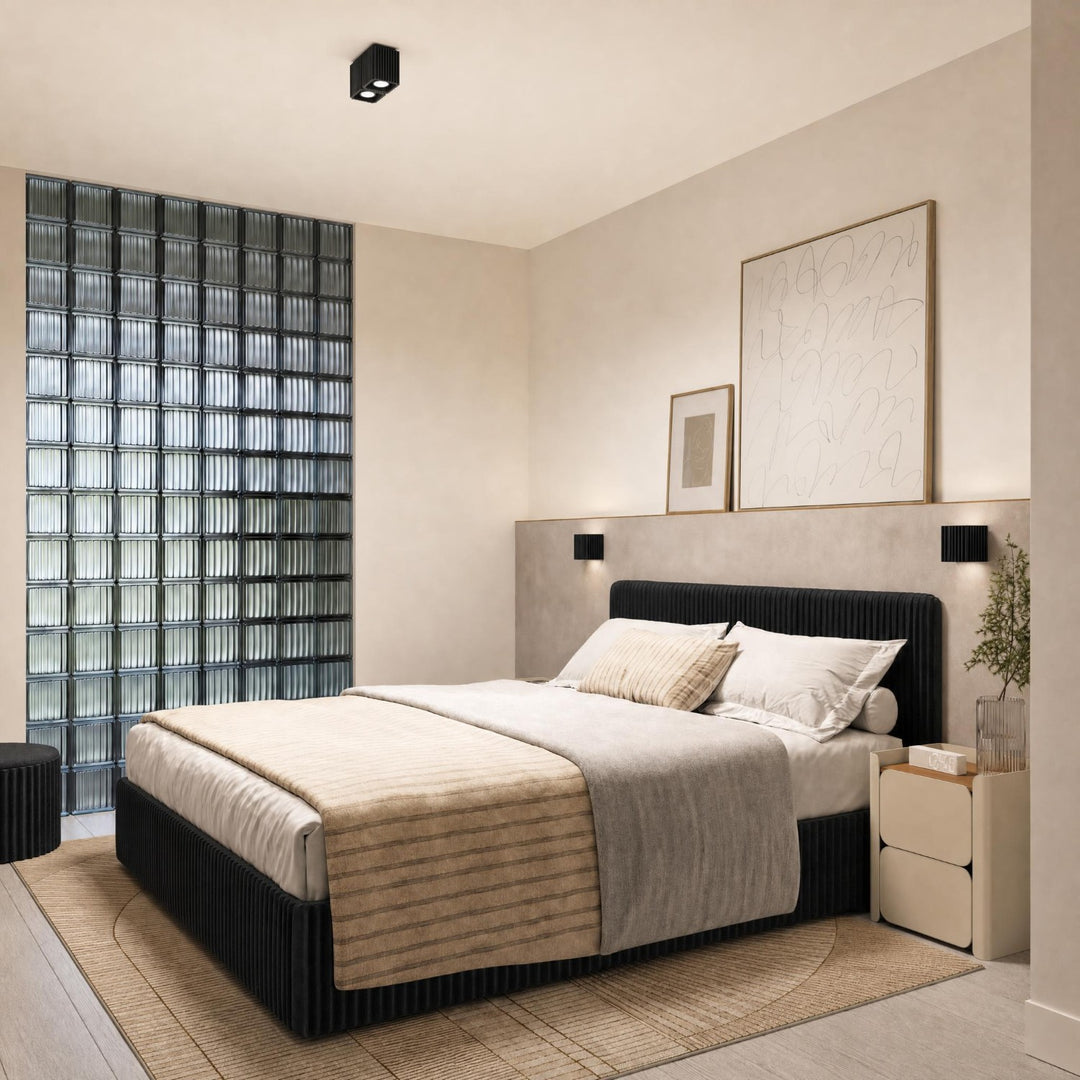 Plafonnier Riff noir carré en aluminium dans un intérieur contemporain