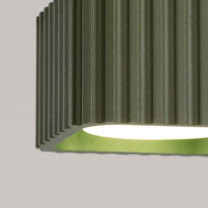 Plafonnier Riff vert olive carré en aluminium, détail des cannelures