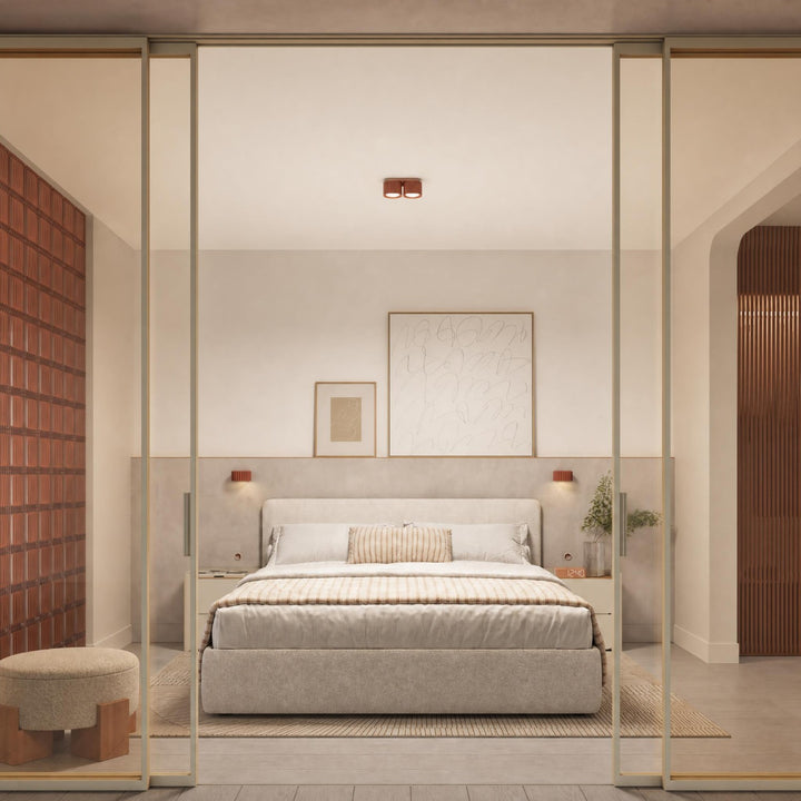 Plafonnier Riff ocre rouge carré en aluminium au plafond d'une chambre