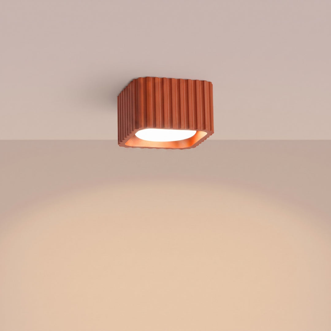 Plafonnier Riff ocre rouge carré en aluminium, allumé