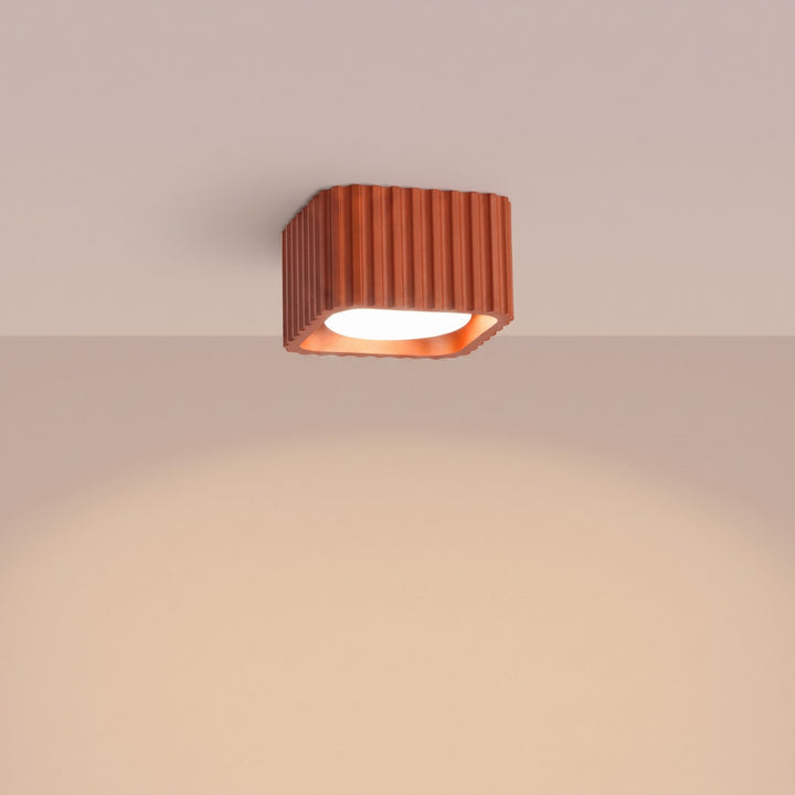 Plafonnier Riff ocre rouge carré en aluminium, allumé