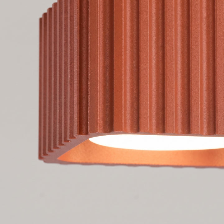 Plafonnier Riff ocre rouge carré en aluminium, détail des cannelures