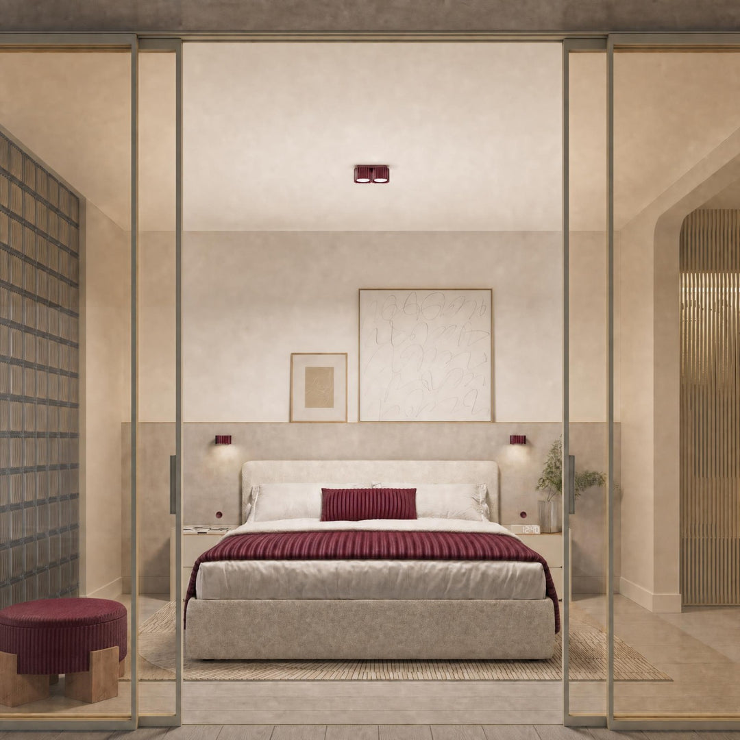 Plafonnier Riff bordeaux carré en aluminium au plafond d'une chambre
