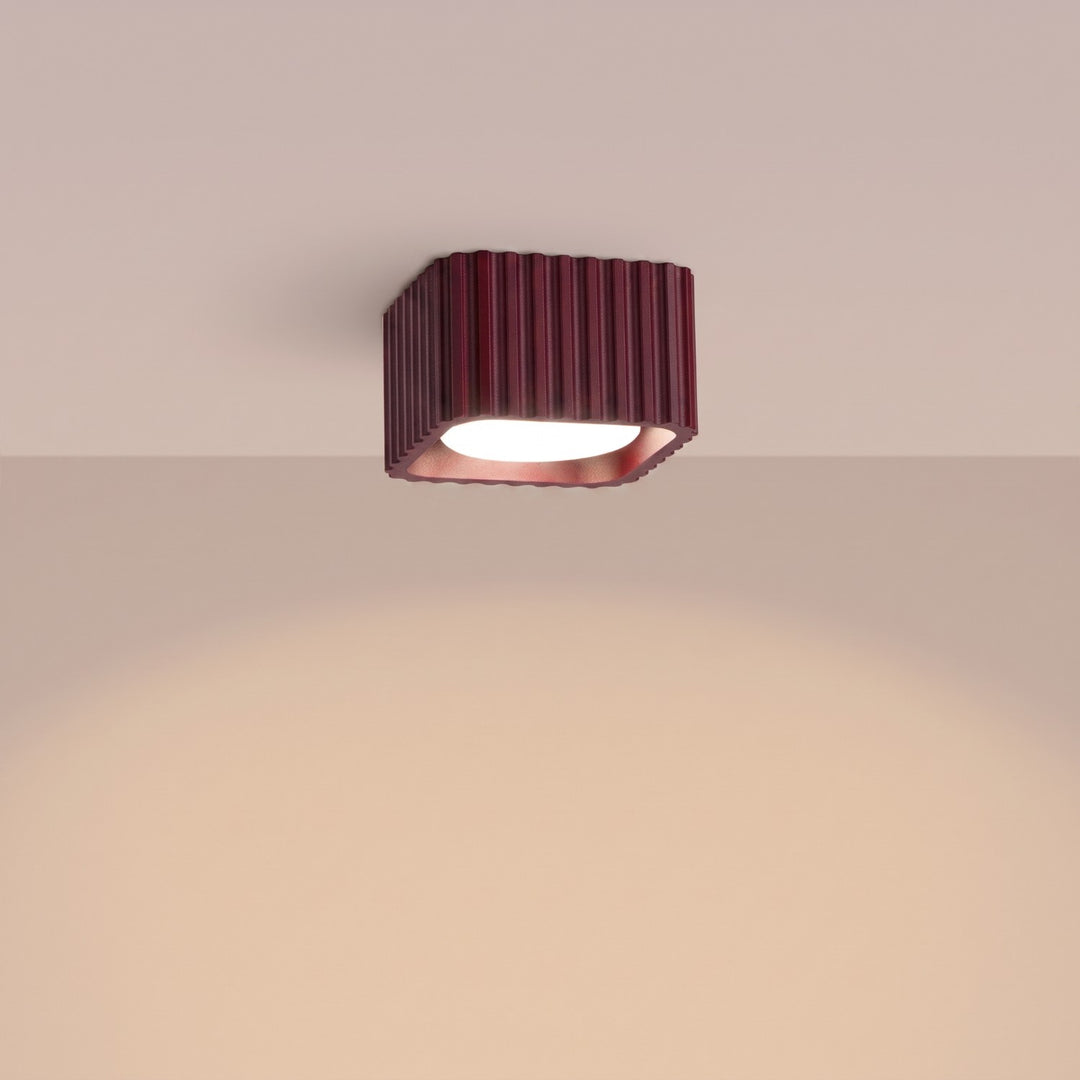 Plafonnier Riff bordeaux carré en aluminium, allumé