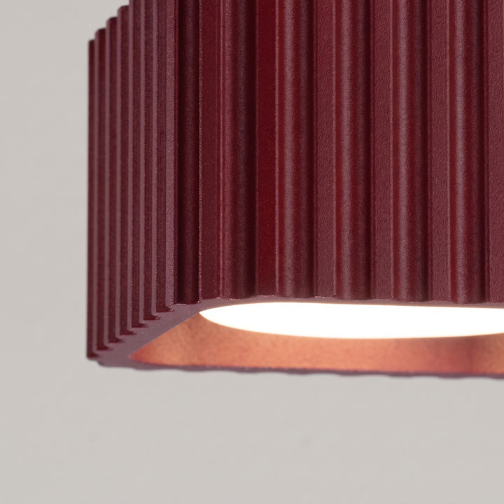 Plafonnier Riff bordeaux carré en aluminium, détail des cannelures