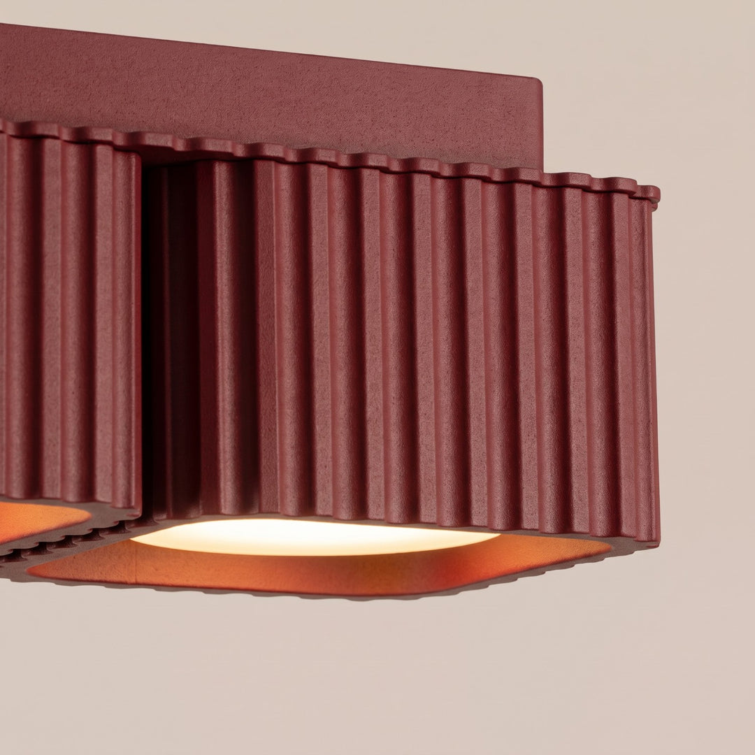 Plafonnier Riff bordeaux carré en aluminium, détail des cannelures