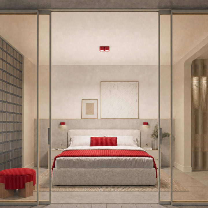 Plafonnier Riff rouge carré en aluminium au plafond d'une chambre