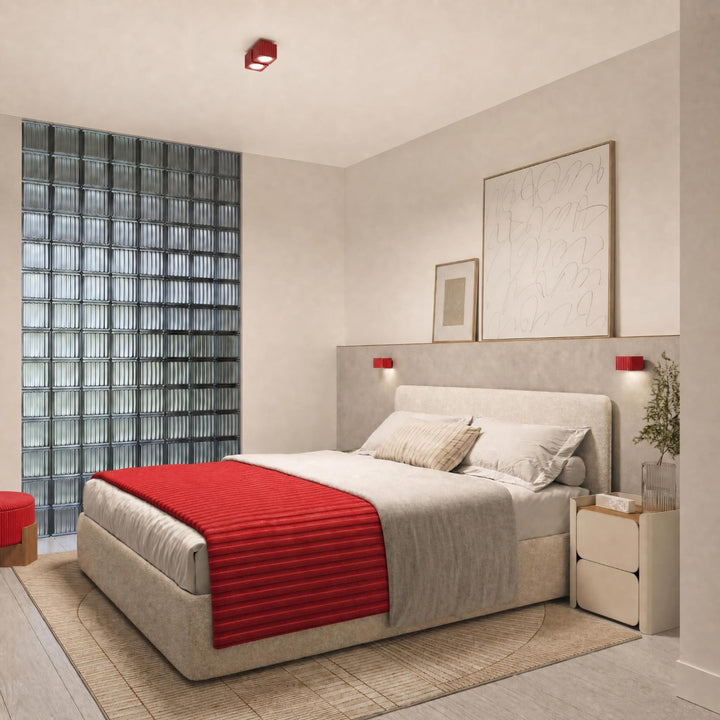 Plafonnier Riff rouge carré en aluminium dans un intérieur contemporain