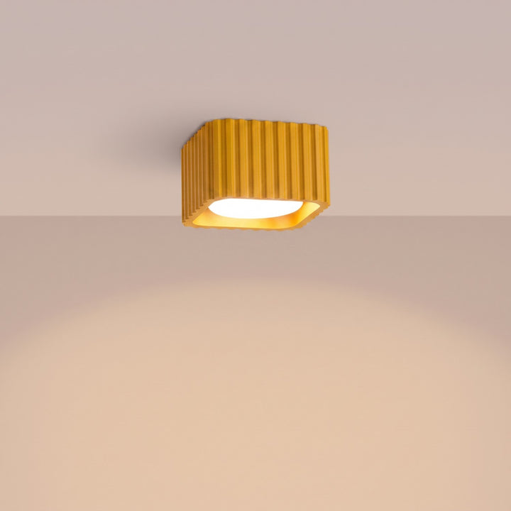 Plafonnier Riff jaune carré en aluminium, allumé