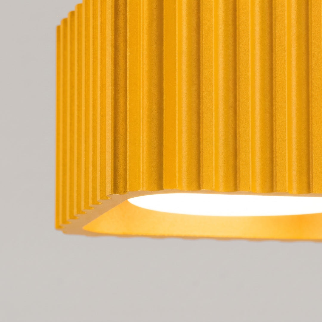 Plafonnier Riff jaune carré en aluminium, détail des cannelures