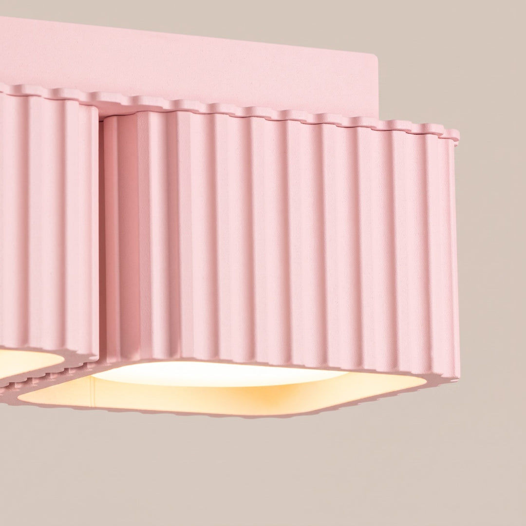 Plafonnier Riff rose carré en aluminium, détail des cannelures