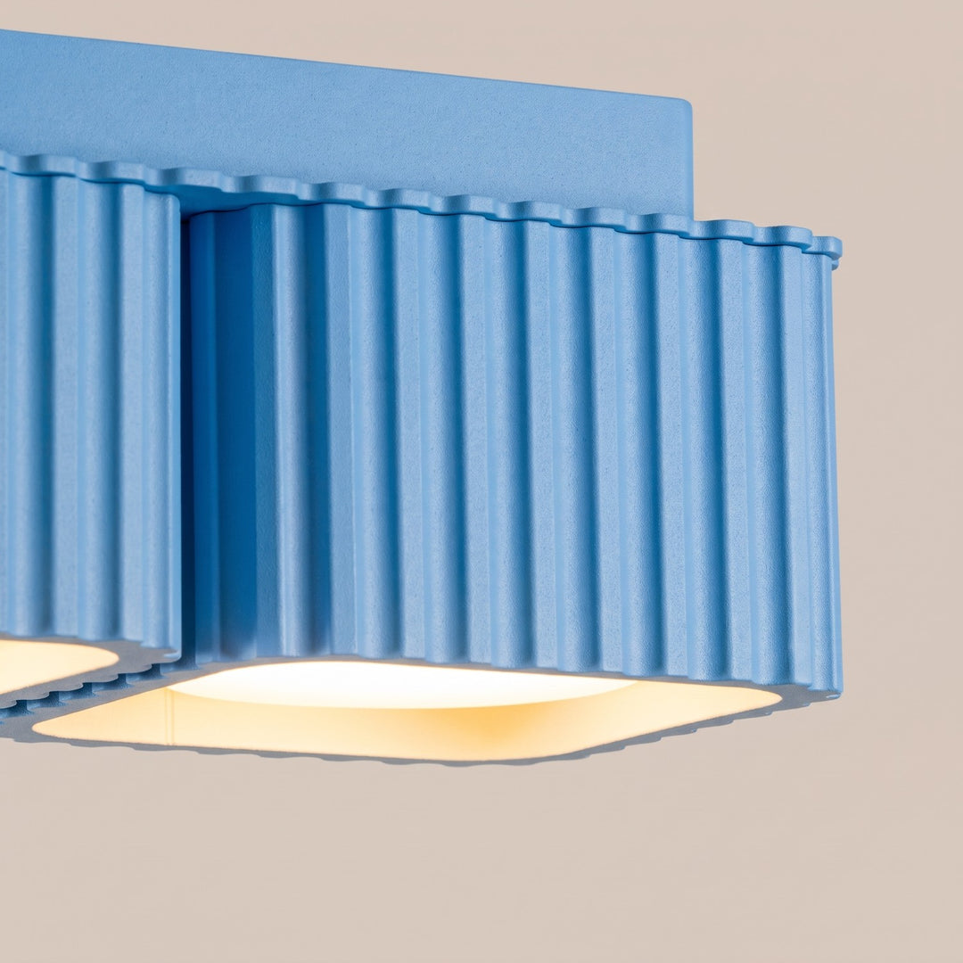 Plafonnier Riff bleu azur carré en aluminium, détail des cannelures