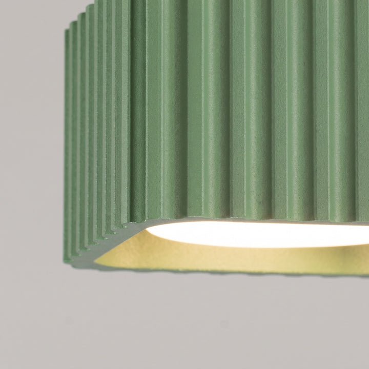 Plafonnier Riff sauge carré en aluminium, détail des cannelures