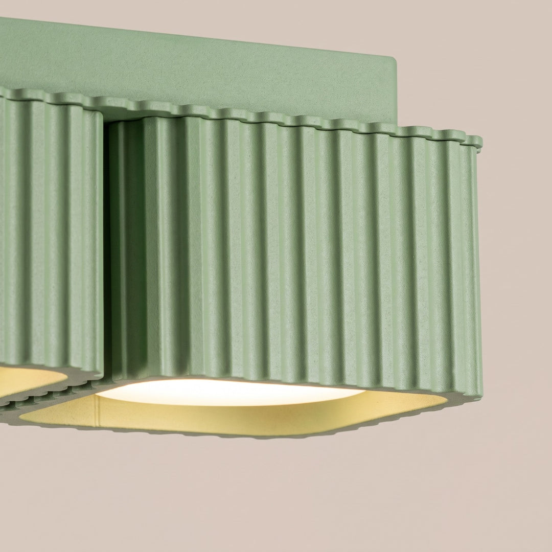 Plafonnier Riff sauge carré en aluminium, détail des cannelures