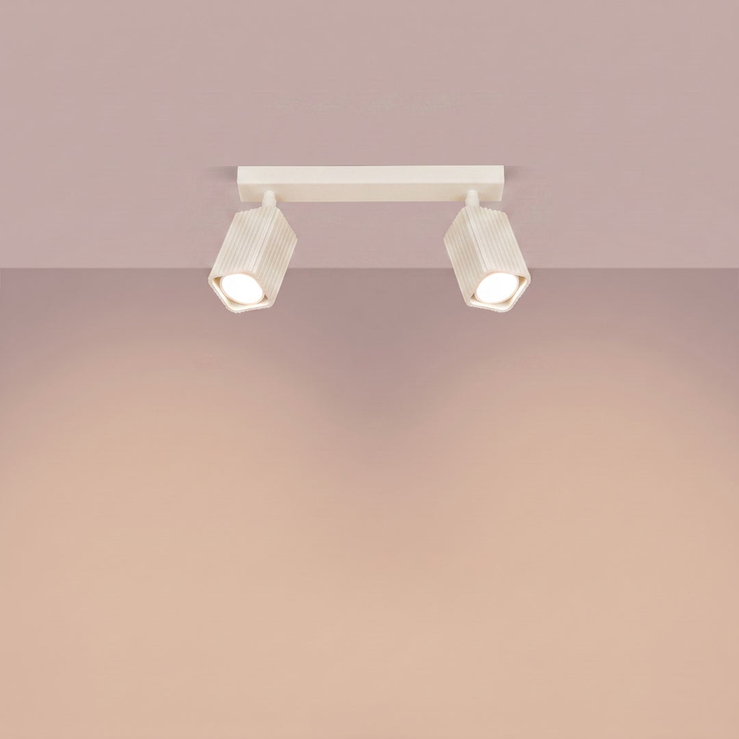 Plafonnier Rayo beige en rampe à spots orientables, allumé