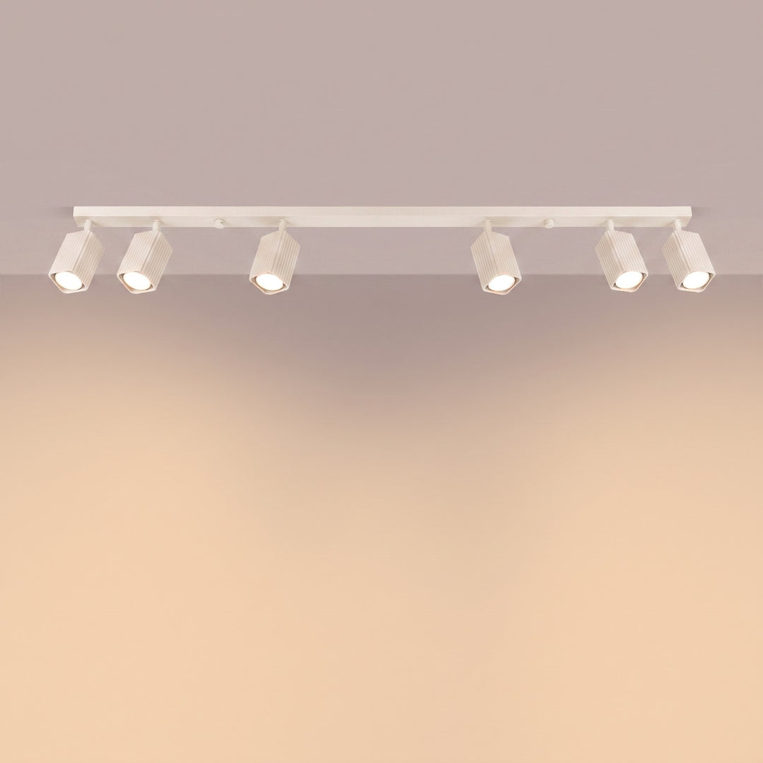 Plafonnier Rayo beige en rampe à spots orientables, allumé