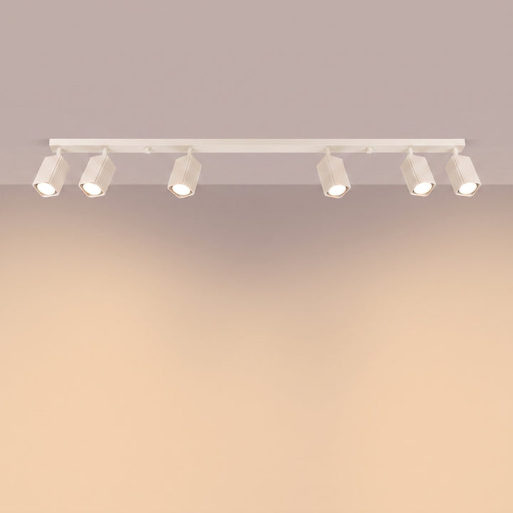 Plafonnier Rayo beige en rampe à spots orientables, allumé