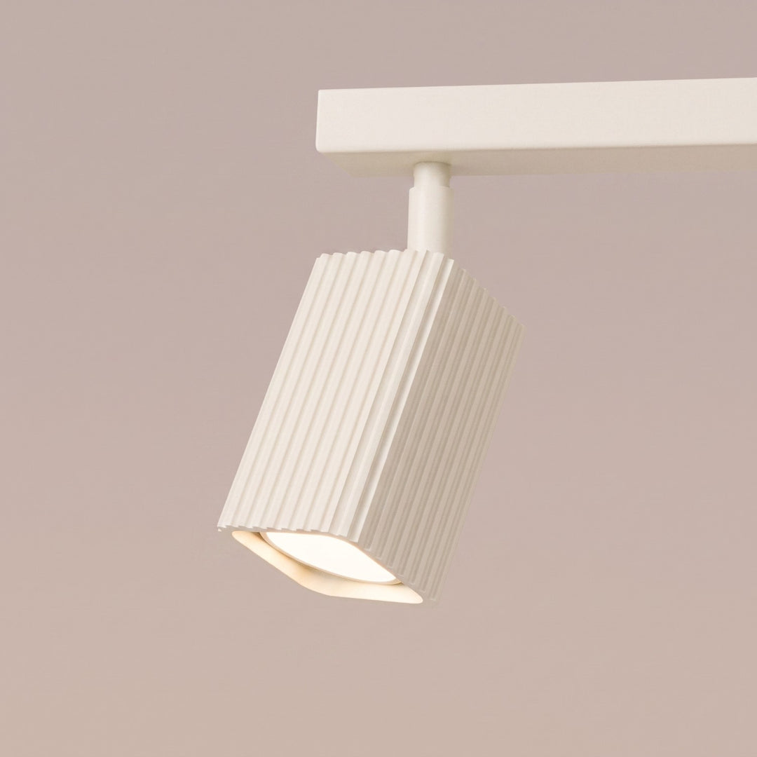 Plafonnier Rayo beige en rampe à spots orientables, détail des cannelures