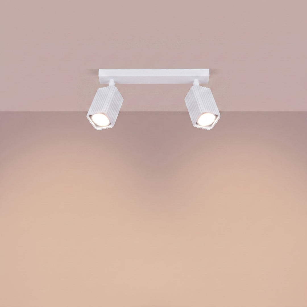 Plafonnier Rayo blanc en rampe à spots orientables, allumé