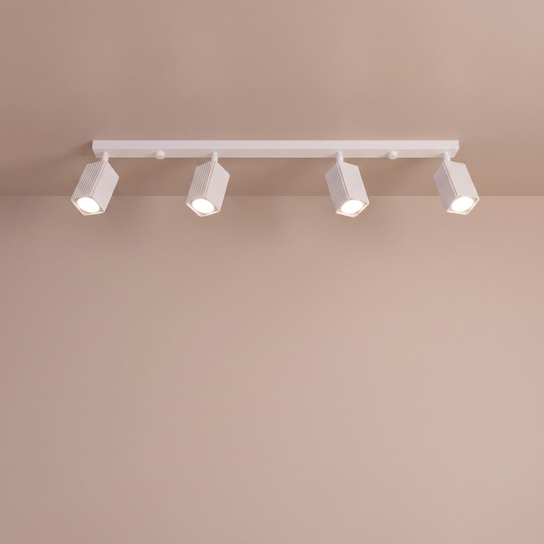 Plafonnier Rayo blanc en rampe à spots orientables, allumé