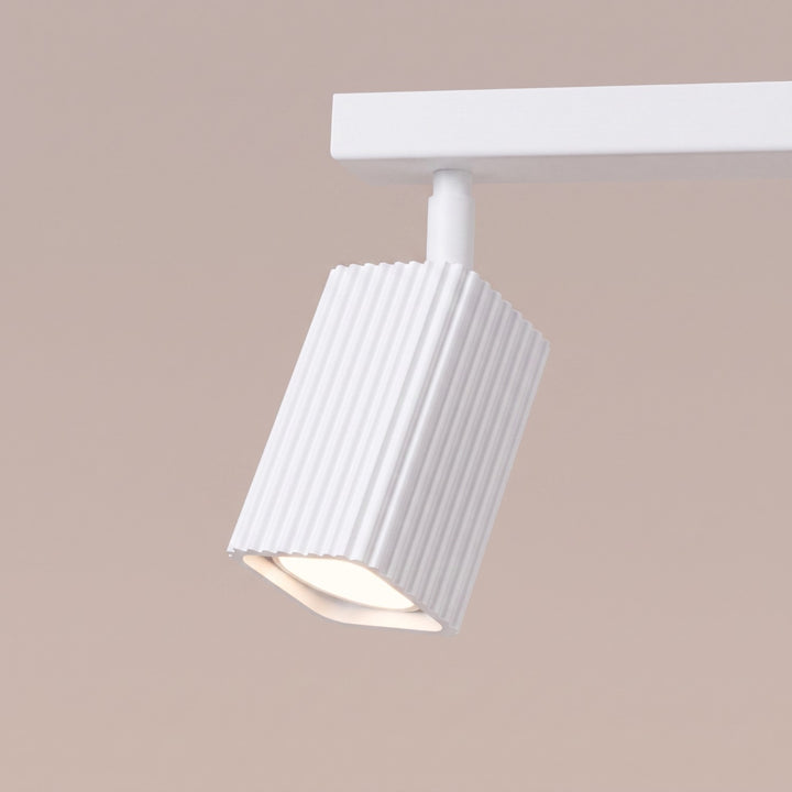 Plafonnier Rayo blanc en rampe à spots orientables, détail des cannelures