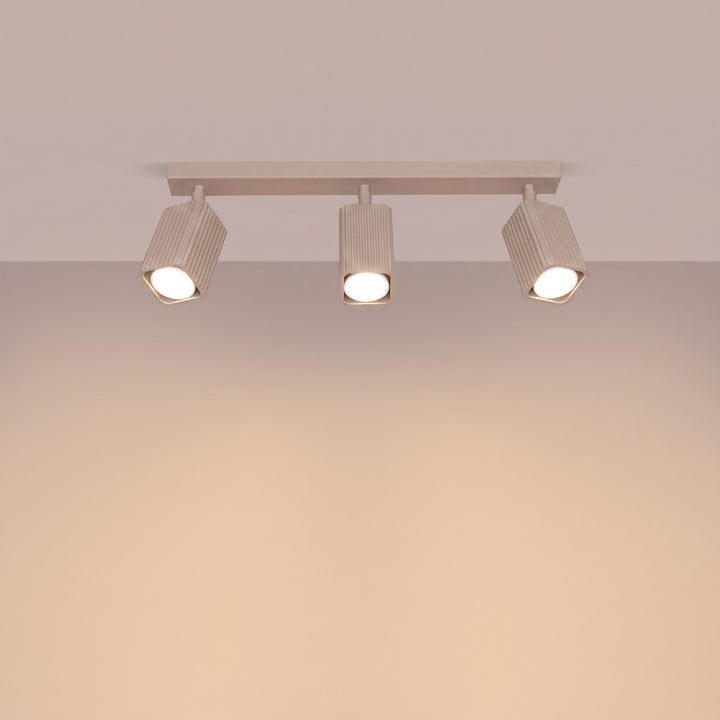 Plafonnier Rayo taupe en rampe à spots orientables, allumé