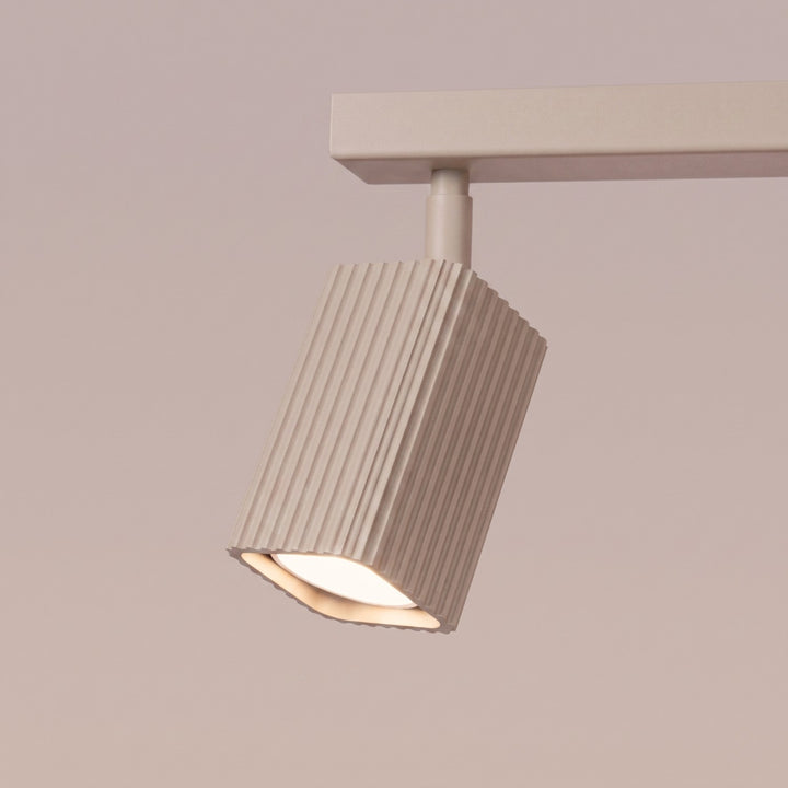 Plafonnier Rayo taupe en rampe à spots orientables, détail des cannelures