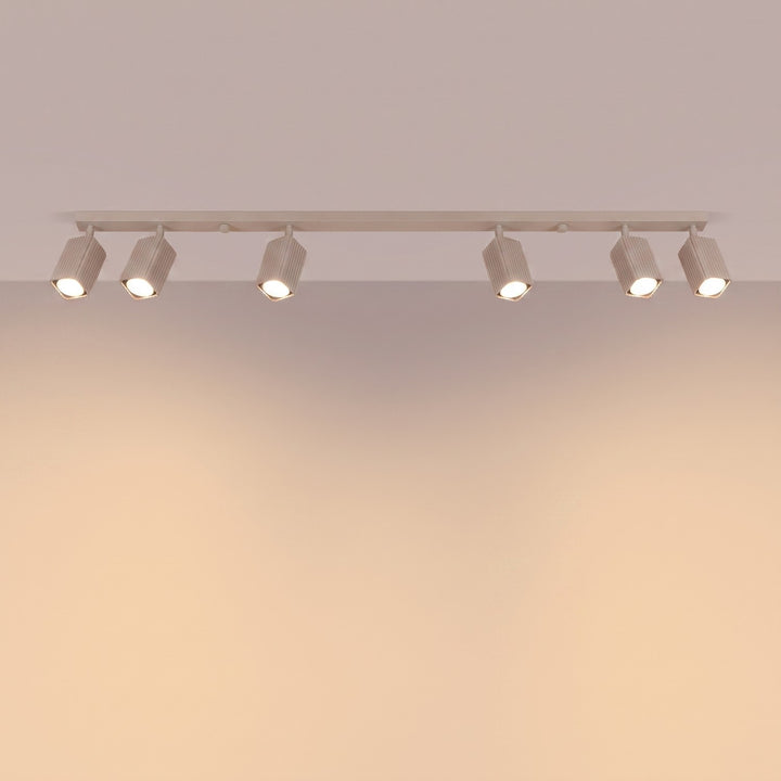 Plafonnier Rayo taupe en rampe à spots orientables, allumé