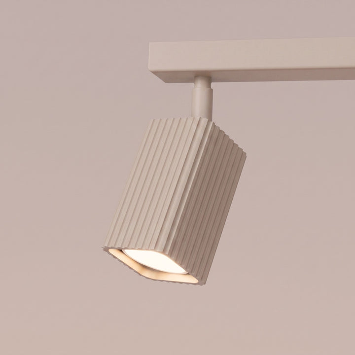 Plafonnier Rayo taupe en rampe à spots orientables, détail des cannelures
