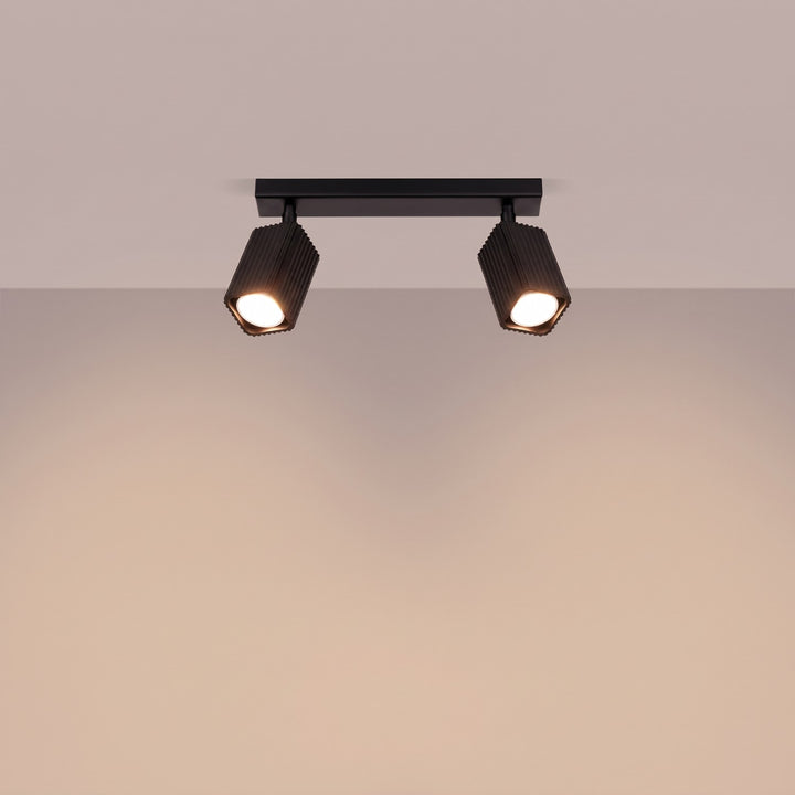 Plafonnier Rayo noir en rampe à spots orientables, allumé