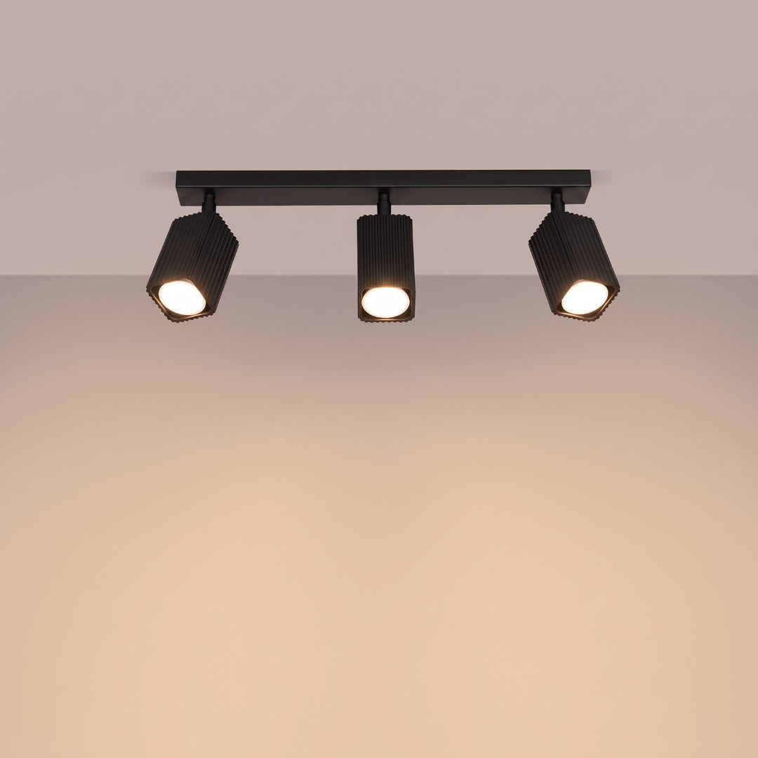 Plafonnier Rayo noir en rampe à spots orientables, allumé