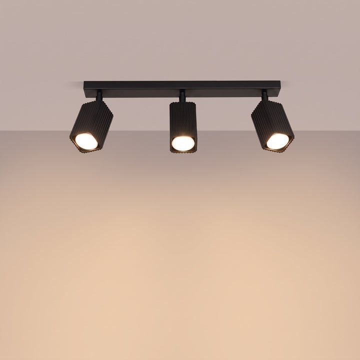 Plafonnier Rayo noir en rampe à spots orientables, allumé