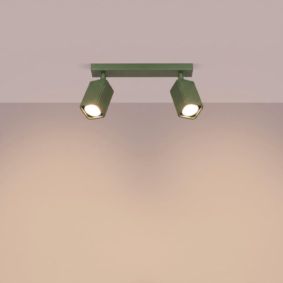 Plafonnier Rayo vert olive en rampe à spots orientables, allumé