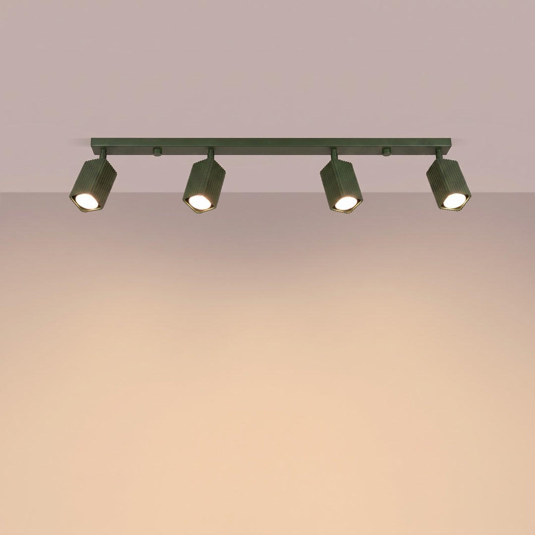 Plafonnier Rayo vert olive en rampe à spots orientables, allumé