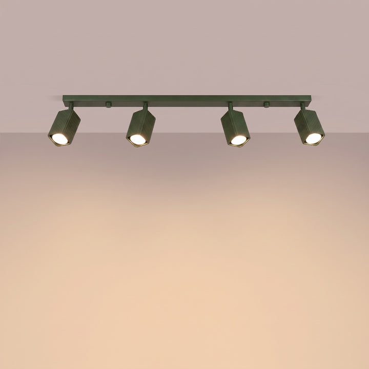 Plafonnier Rayo vert olive en rampe à spots orientables, allumé
