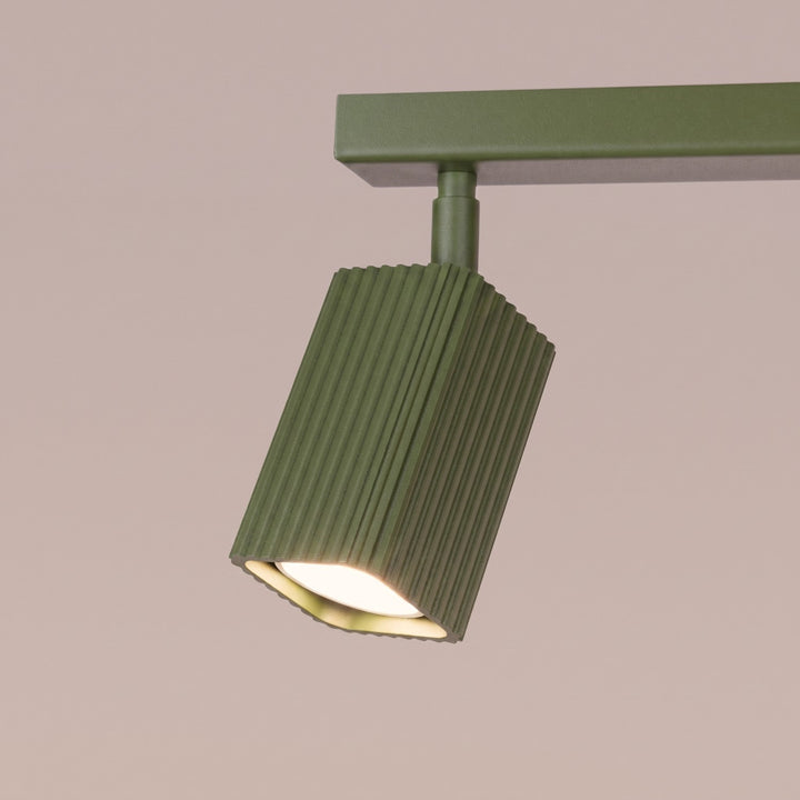 Plafonnier Rayo vert olive en rampe à spots orientables, détail des cannelures