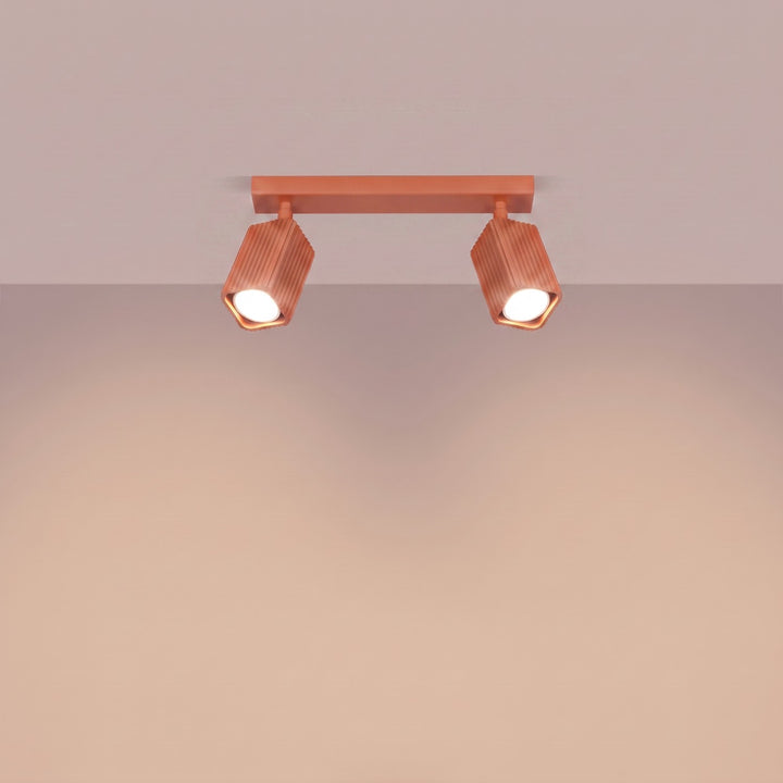 Plafonnier Rayo ocre rouge en rampe à spots orientables, allumé