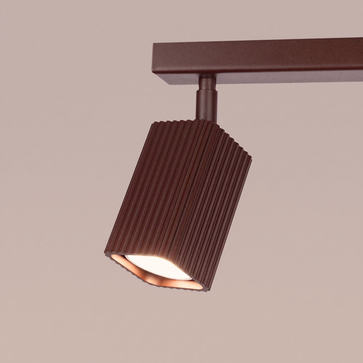 Plafonnier Rayo marron en rampe à spots orientables, détail des cannelures