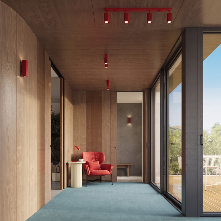 Plafonnier Rayo rouge en rampe à spots orientables au plafond d'un couloir