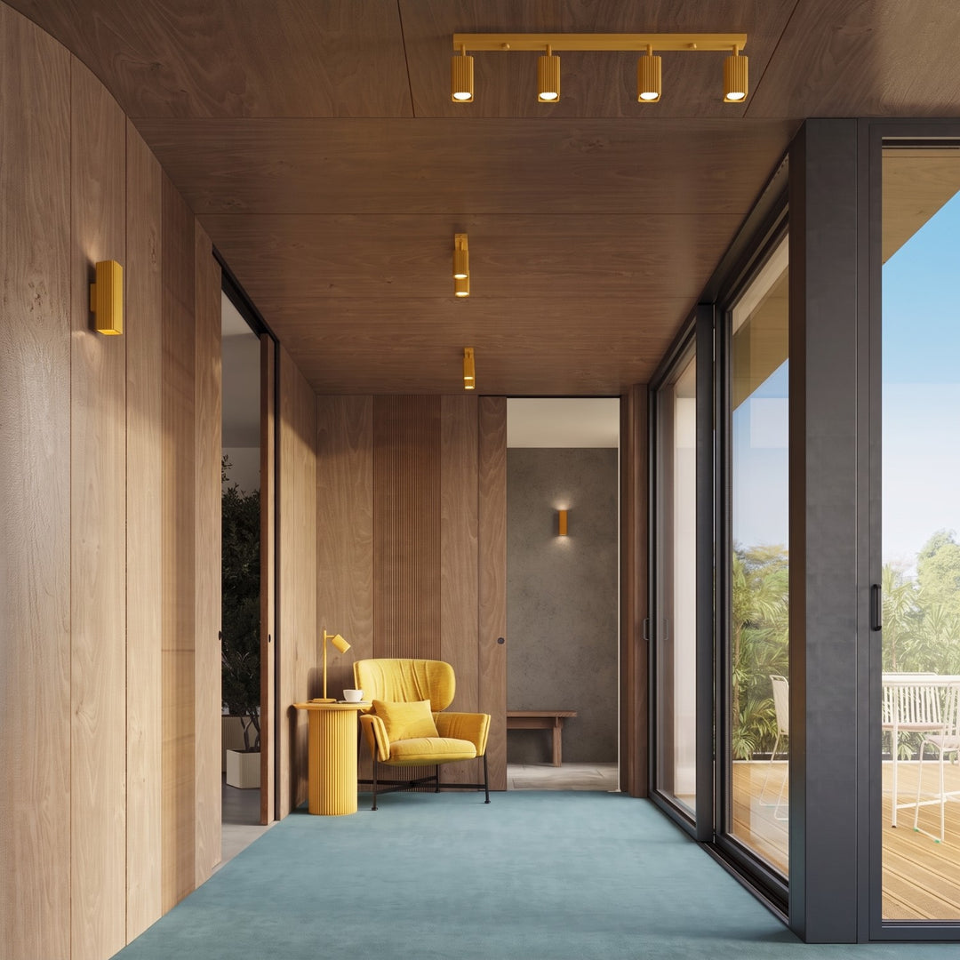 Plafonnier Rayo jaune en rampe à spots orientables au plafond d'un couloir