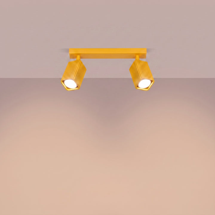 Plafonnier Rayo jaune en rampe à spots orientables, allumé