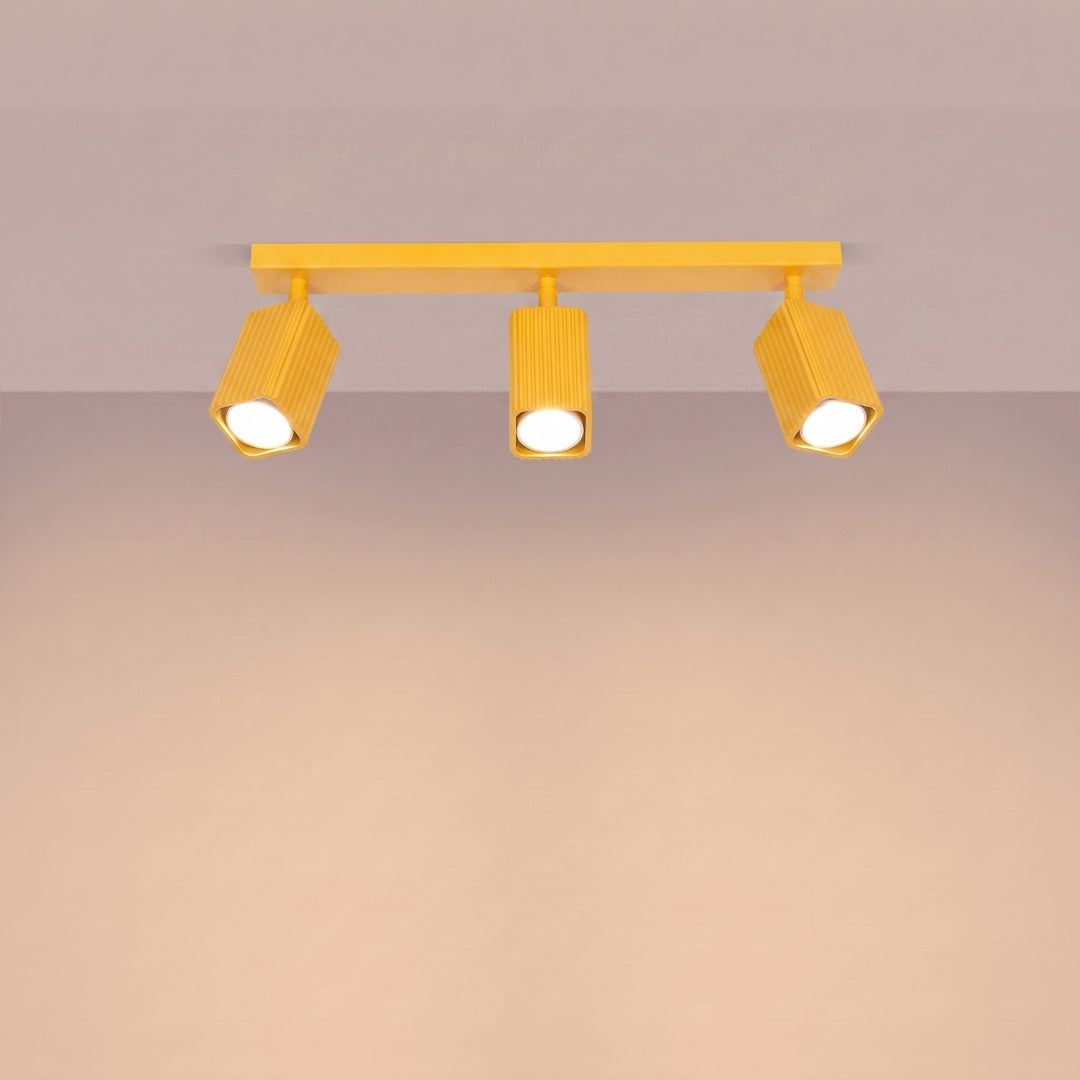 Plafonnier Rayo jaune en rampe à spots orientables, allumé