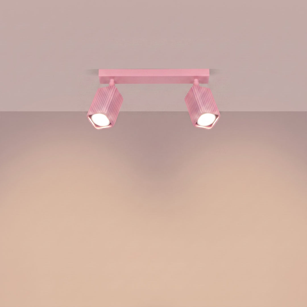 Plafonnier Rayo rose en rampe à spots orientables, allumé